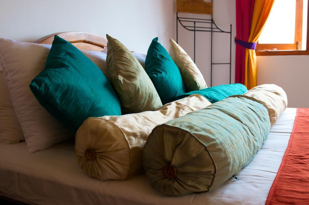 Yoho Home Away Home Канди Экстерьер фото