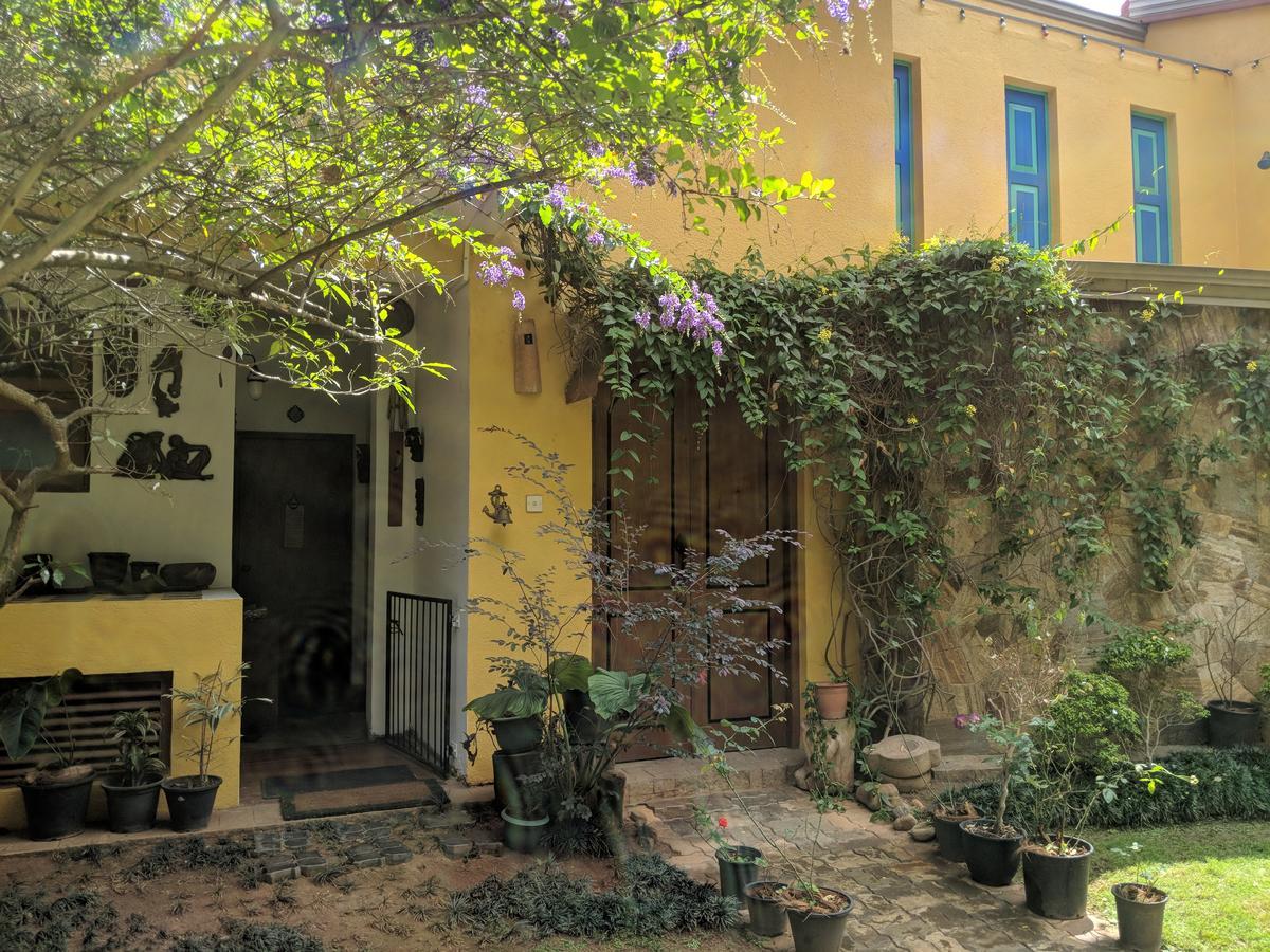 Yoho Home Away Home Канди Экстерьер фото