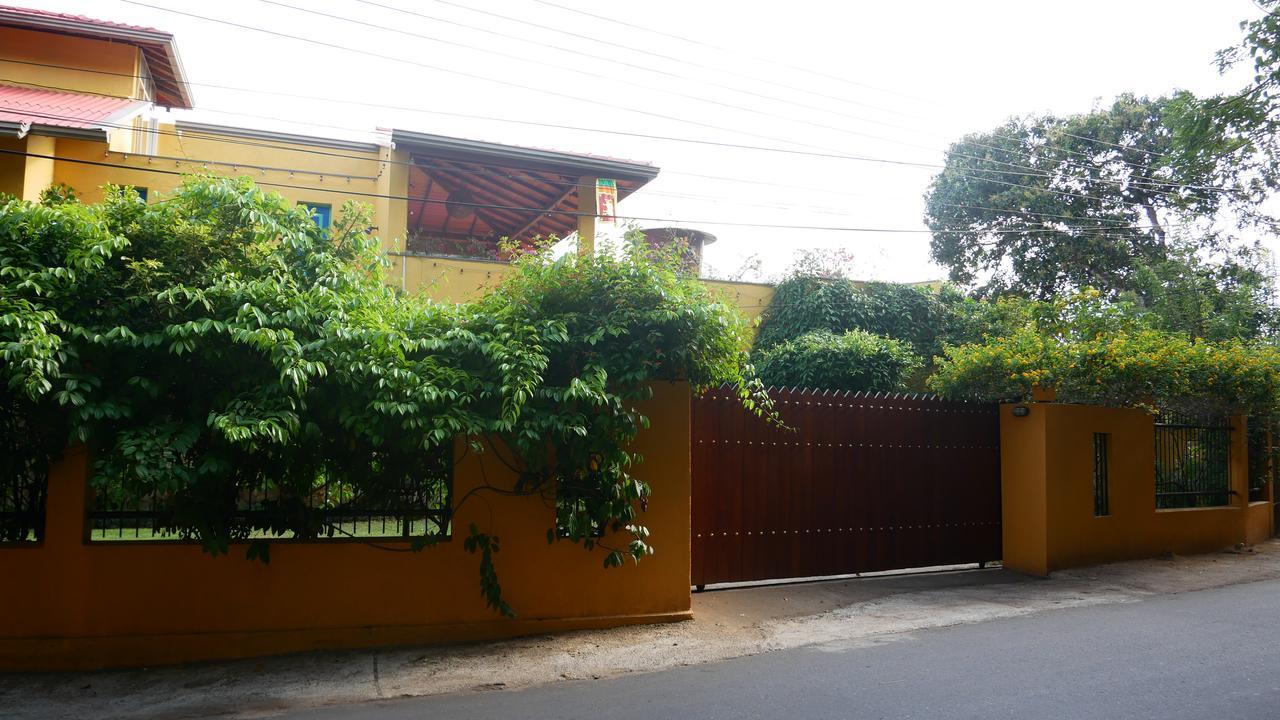 Yoho Home Away Home Канди Экстерьер фото