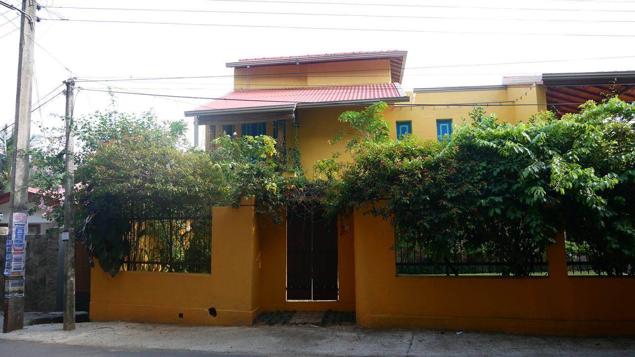 Yoho Home Away Home Канди Экстерьер фото