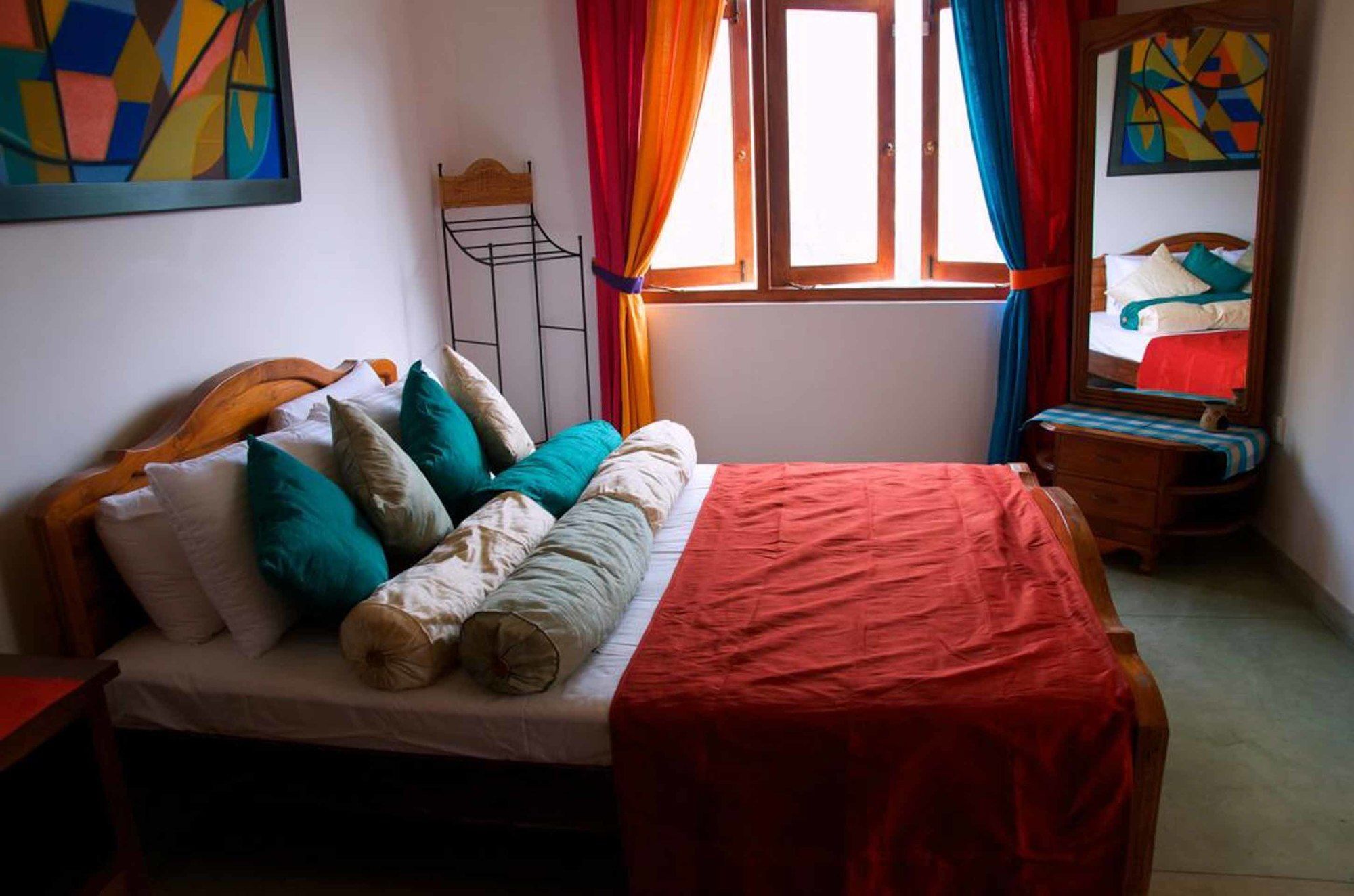 Yoho Home Away Home Канди Экстерьер фото