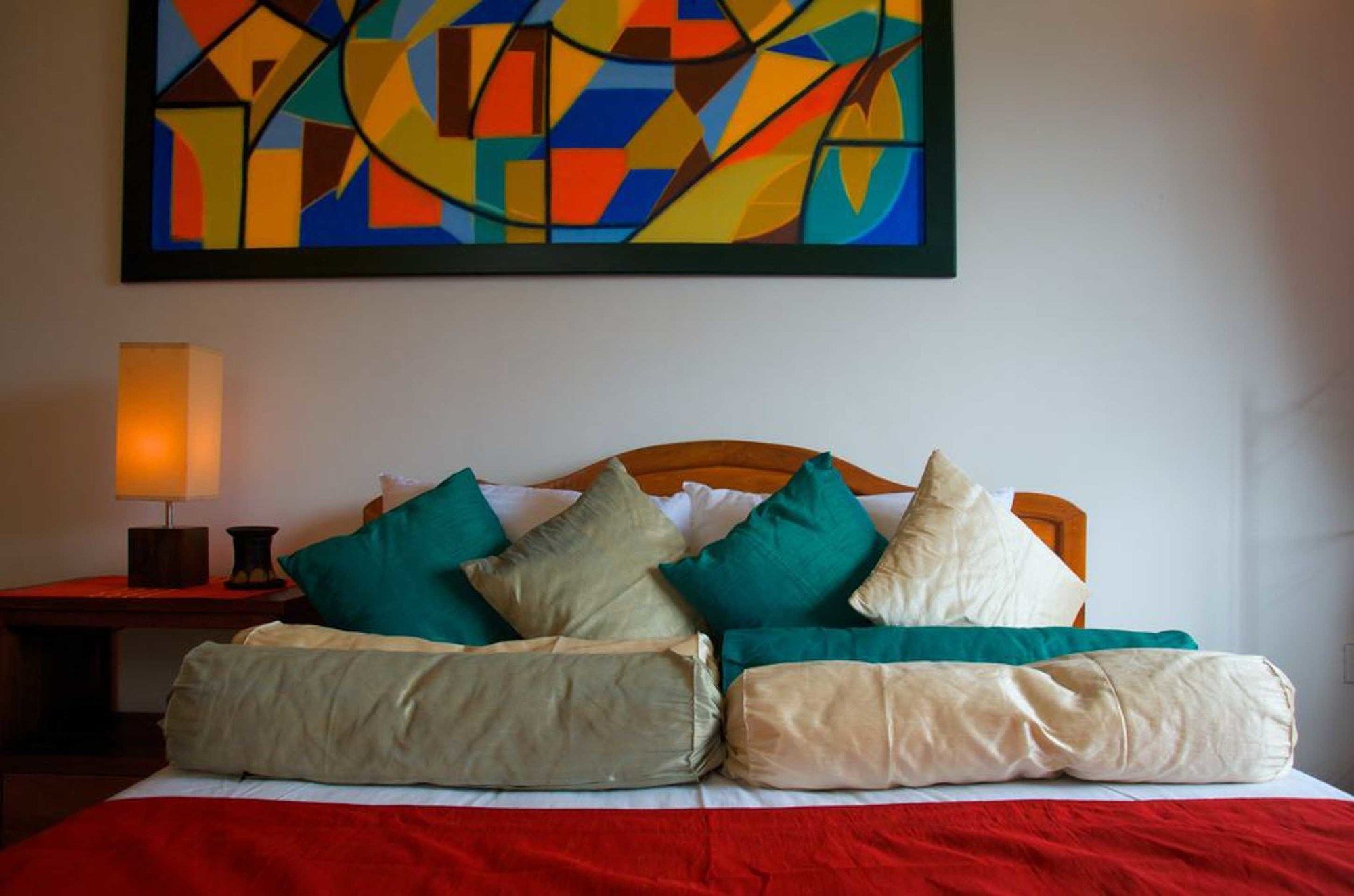 Yoho Home Away Home Канди Экстерьер фото