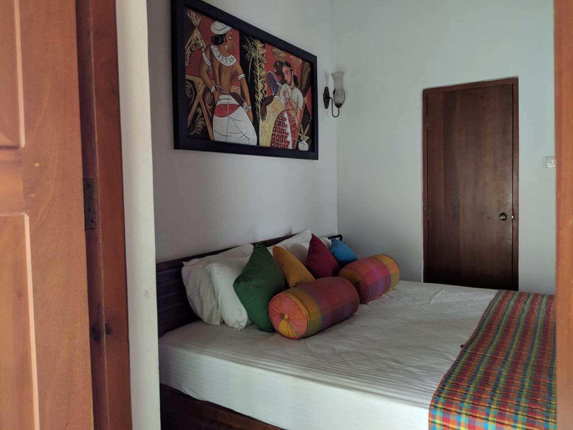 Yoho Home Away Home Канди Экстерьер фото